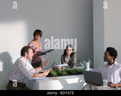 Un incontro di lavoro su un tema verde Foto Stock