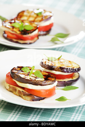 Torri di melanzane con mozzarella e pomodoro Foto Stock