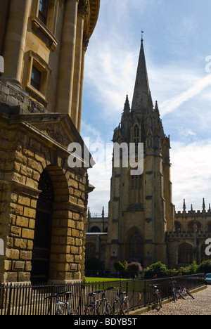 La Torre dell'università chiesa di Santa Maria Vergine, Oxford, con la Radcliffe Camera in primo piano Foto Stock