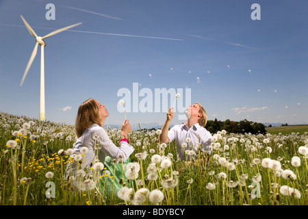 L uomo e la donna a turbina eolica Foto Stock