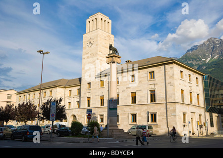 Clock Tower, statua di Romolo e Remo e il lupo, Piazza della Repubblica, Aosta, Valle d'Aosta, Valle d'Aosta, Alpi, Italia Foto Stock