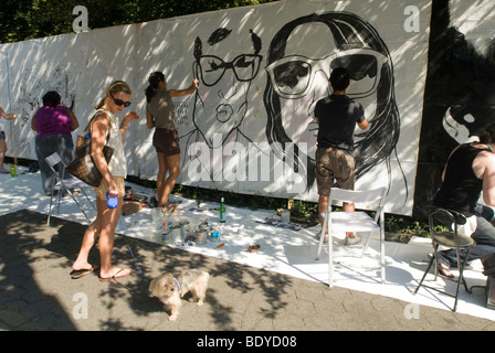 Gli artisti lavorano sul loro tele a urlare! Il Festival "arte intorno al parco' intorno a Tompkins Square Park di New York Foto Stock
