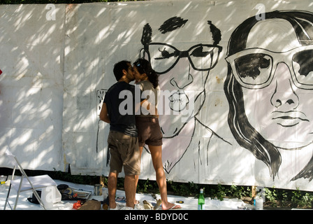 Gli artisti lavorano sul loro tele a urlare! Il Festival "arte intorno al parco' intorno a Tompkins Square Park di New York Foto Stock