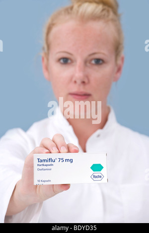 Il farmacista con il farmaco Tamiflu Foto Stock