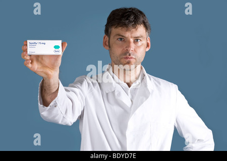 Medico presentando il farmaco Tamiflu Foto Stock