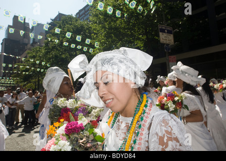 Brasiliano di ballerini e musicisti in join il Lavagem de Rua 46 (pulizia del 46th Street) processione prima del Brasile Fest Foto Stock