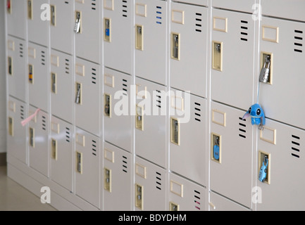 Gli armadietti di scuola con una mascotte di cucitura su un lucchetto. Foto Stock