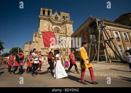 Un costume processione al momento dell'Souvigny Festival medievale (Francia). Défilé costumé lors de la Foire de Souvigny. Foto Stock