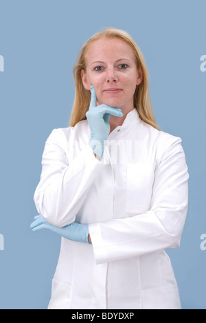 Assistente di laboratorio in un bianco camice Foto Stock