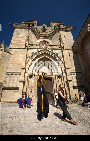 Acrobati al momento dell'Souvigny Fiera medievale (Allier - Francia). Dei Saltimbanques lors de la Foire Médiévale de Souvigny. Foto Stock