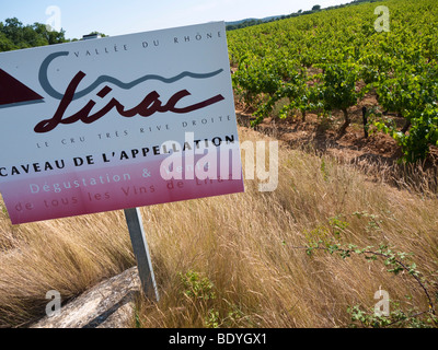 Un cartello oltre ad una vigna annuncia i celebri vini di Lirac nel sud della Francia. Foto Stock