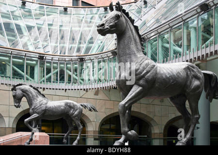 Le statue di due magnifici cavalli al Minster Court London Foto Stock