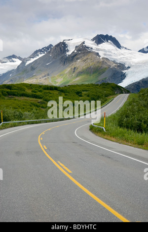 Richardson Autostrada Alaska snodandosi fino a Thompson Pass. Sullo sfondo il ghiacciaio Worthington. Foto Stock