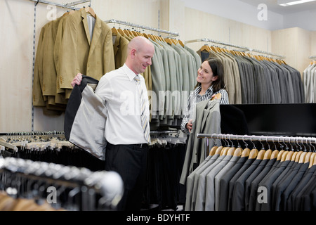 L uomo e la donna nel negozio di abbigliamento Foto Stock