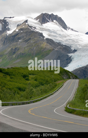 Richardson Autostrada Alaska snodandosi fino a Thompson Pass. Sullo sfondo il ghiacciaio Worthington. Foto Stock