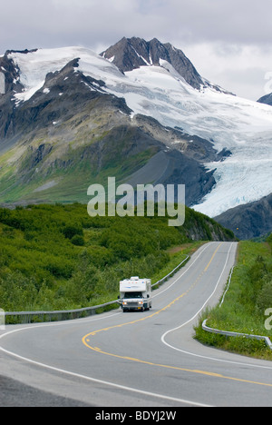 Richardson Autostrada Alaska snodandosi fino a Thompson Pass. Sullo sfondo il ghiacciaio Worthington. Foto Stock