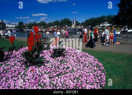 La gente inglese persona i turisti a piedi passeggiando passeggiata lungo fiume Avon Stratford-upon-Avon Warwickshire County Inghilterra Foto Stock