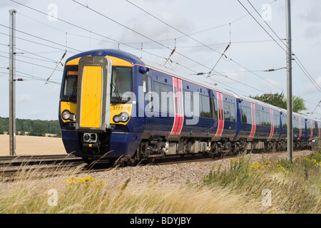 Classe 377 electrostar treno nella prima capitale collegare livrea che viaggiano attraverso la campagna inglese. Foto Stock