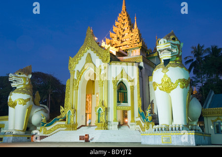 Custode del tempio alla Shwedagon pagoda, tempio buddista, Rangoon, Yangon, Birmania, birmania, myanmar, Asia Foto Stock