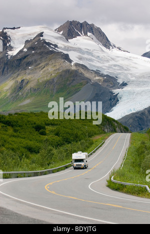 Richardson Autostrada Alaska snodandosi fino a Thompson Pass. Sullo sfondo il ghiacciaio Worthington. Foto Stock