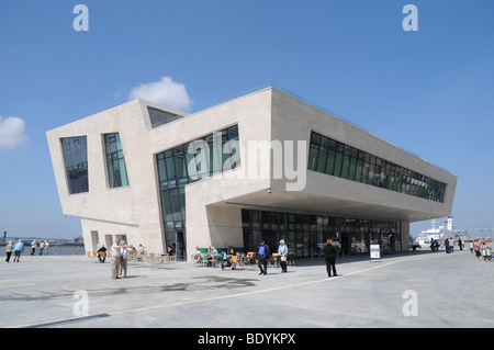 Liverpool Pier Head ferry terminal situato di fronte le tre grazie - isola di Mann, Liverpool, in Inghilterra, Regno Unito. Foto Stock