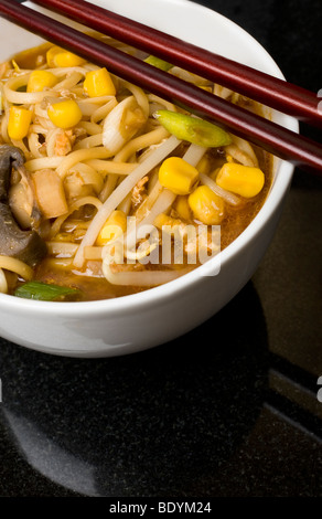Il pollo e il granturco dolce zuppa con red bastoncini Foto Stock
