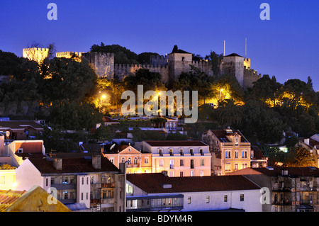 Vista l'originale castello moresco Castelo de Sao Jorge di notte, Lisbona, Portogallo, Europa Foto Stock