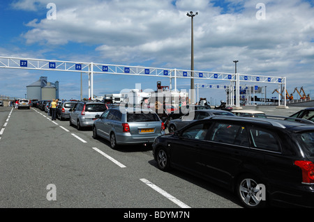 Automobili in attesa a bordo del traghetto per auto da Calais-Dover, Calais, in Francia, in Europa Foto Stock