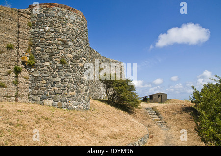 Dh Vale Castello ST SAMPSON GUERNSEY delle mura del castello e il tedesco Seconda Guerra Mondiale gun emplacement Foto Stock