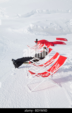 Rilassante al di fuori di una montagna Cafe, Grindelwald, regione di Jungfrau, Oberland bernese, alpi svizzere, Svizzera Foto Stock