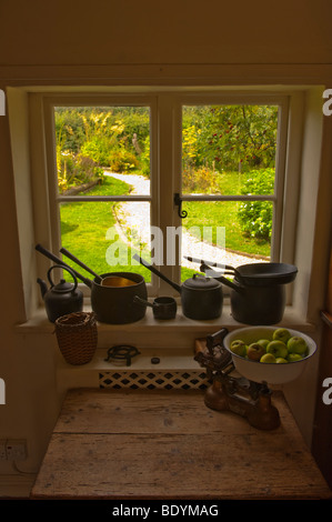 Pentole e padelle in un vecchio cucina a Gressenhall museo della vita rurale in North Norfolk Regno Unito Foto Stock