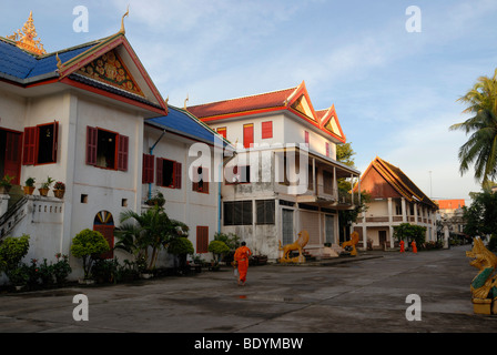 Monastero di Vientiane con un monaco Lao, Vientiane, Laos, sud-est asiatico Foto Stock