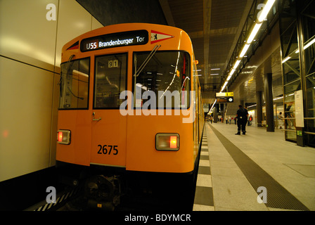 Nuova stazione della metropolitana della linea U55 con tradizionale giallo alla metropolitana carro, Kanzler-U-Bahn presso la Porta di Brandeburgo, Berlino, Germania, Europa Foto Stock