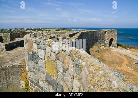 Dh Vale Castello ST SAMPSON GUERNSEY muro di castello merlature e il cancello di ingresso channel Island historic site fort Foto Stock