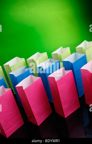 La carta riciclabile sacchetti su verde Foto Stock