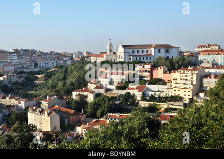 Vista del Mosteiro Nossa Senhora da Graca monastero e la chiesa nel quartiere di Alfama, Lisbona, Portogallo, Europa Foto Stock