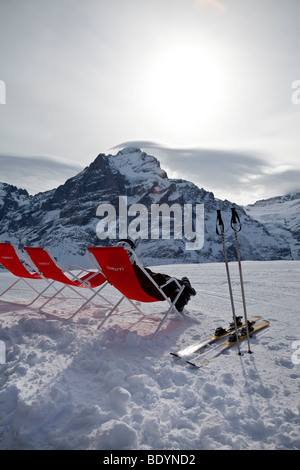 Rilassante al di fuori di una montagna Cafe, Grindelwald, regione di Jungfrau, Oberland bernese, alpi svizzere, Svizzera Foto Stock