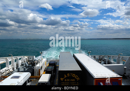 Camion e automobili nella parte posteriore della nave traghetto Seafrance sul passaggio da Calais-Dover, nella parte posteriore della costa della Francia, Euro Foto Stock