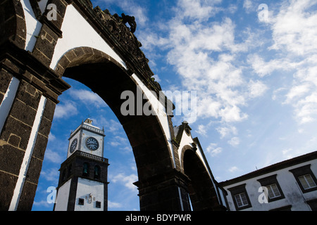 La torre dell'orologio di Sao Sebastiao chiesa e antiche porte della città di Ponta Delgada Azzorre, Portogallo, Europa Foto Stock