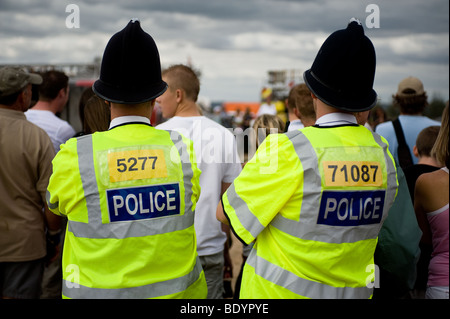 Due Essex polizia poliziotti in servizio in piedi in una folla di persone. Foto di Gordon Scammell Foto Stock