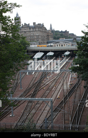 La stazione ferroviaria Waverley di Edimburgo in Scozia UK Foto Stock