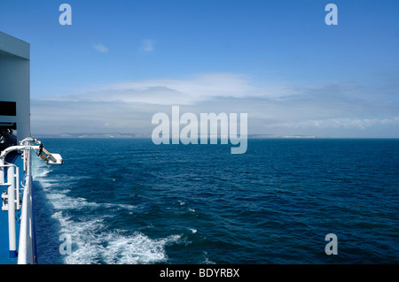 Le Bianche Scogliere di Dover nella foschia con un cielo blu sopra visto dal traghetto per auto, ha lasciato una parte di Seafrance, Dover, Inghilterra, Foto Stock