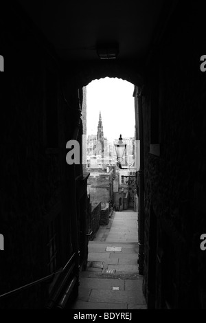 Una vista attraverso gli avvocati vicino lungo il Royal Mile di Edimburgo Regno Unito Scozia Foto Stock