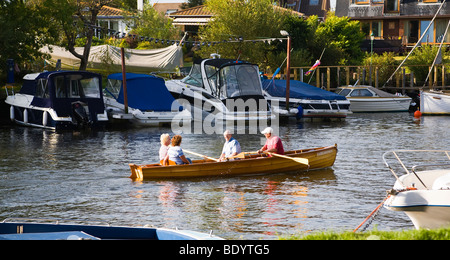 Attiva due coppie senior in una barca a remi sul fiume Stour, Christchurch, Dorset. Regno Unito. Foto Stock