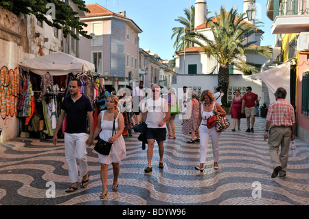 I turisti nella località balneare di Cascais, nei pressi di Lisbona, Portogallo, Europa Foto Stock