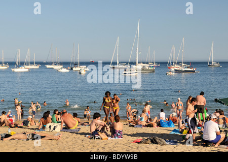 I bagnanti su una spiaggia di Cascais, nei pressi di Lisbona, Portogallo, Europa Foto Stock