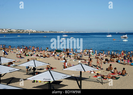 I bagnanti su una spiaggia in Cascais vicino a Lisbona, Portogallo, Europa Foto Stock