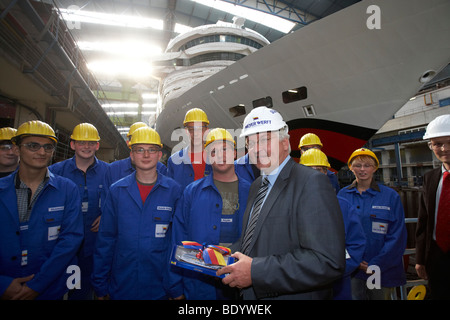 Il Ministro degli esteri tedesco, vicecancelliere e SPD Cancelliere candidato Frank-Walter Steinmeier in piedi tra i partecipanti mentre v Foto Stock