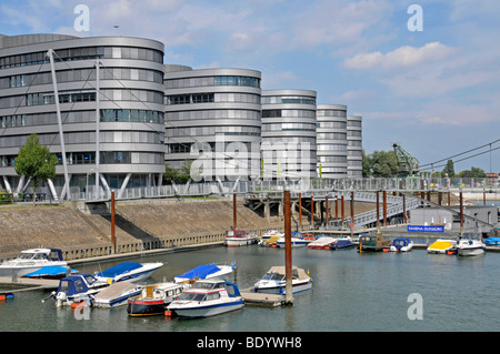 Cinque barche di edificio per uffici e la prima ad altezza regolabile sospensione ponte nel mondo, il Porto Interno di Duisburg, Renania del Nord Foto Stock