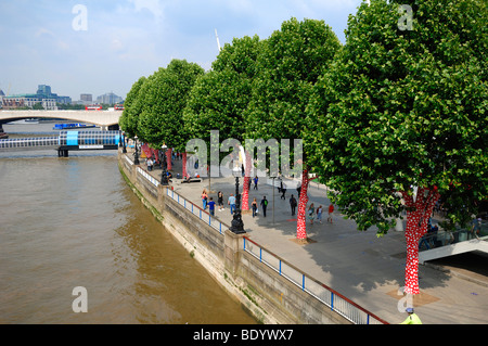 "Ascensione di Polkadots su alberi' di Yayoi Kusama presso la Queen a piedi lungo il Tamigi, London, England, Regno Unito, Europa Foto Stock